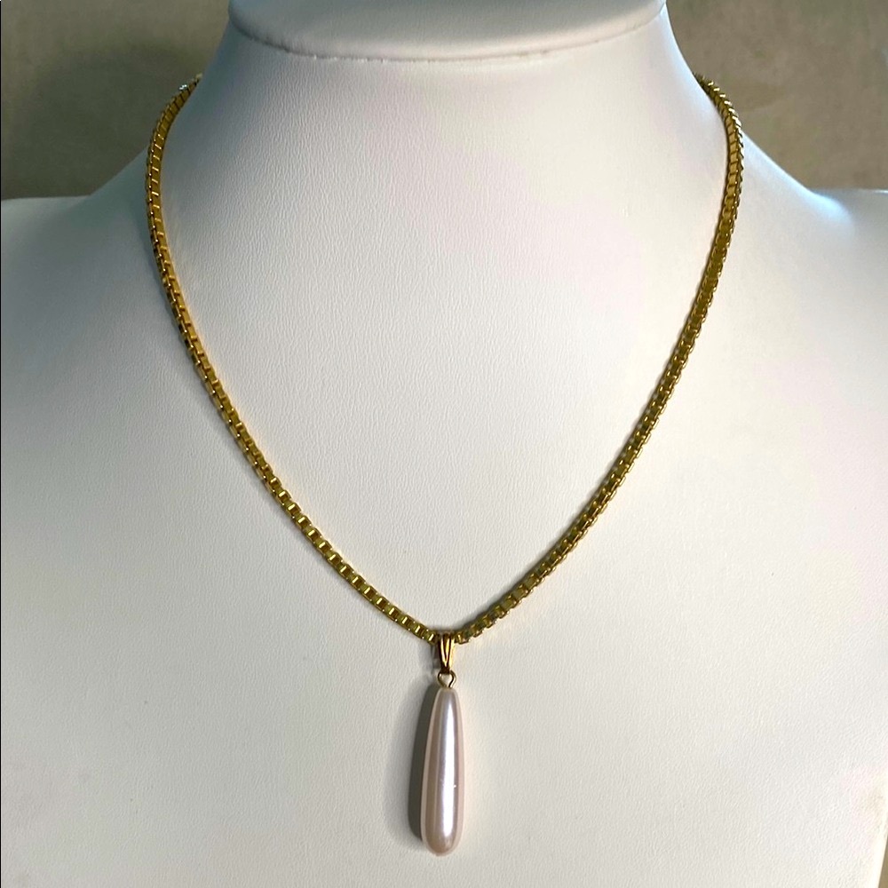 10/$10
Gold tone Pearl drop Pendant necklace